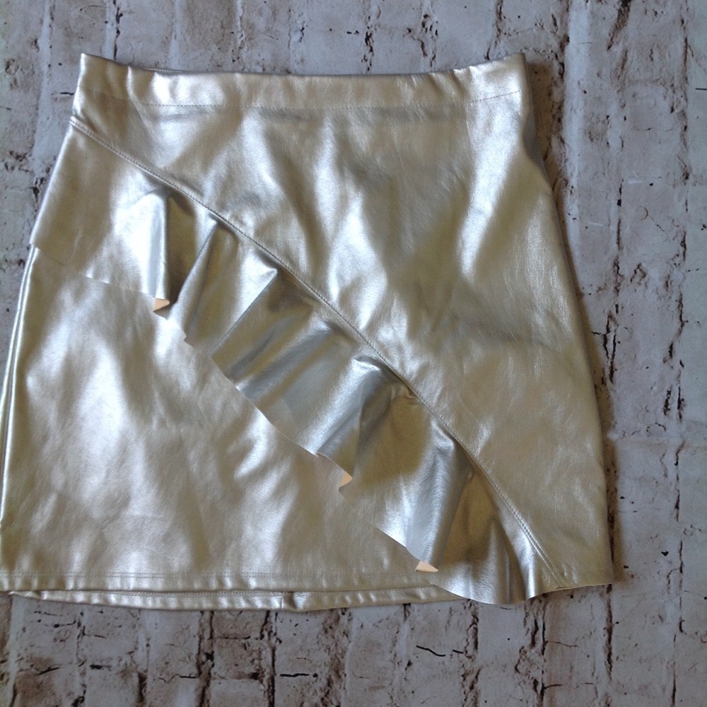 🔥 NWOT metallic Champagne Faux Leather Ruffle Mini Skirt